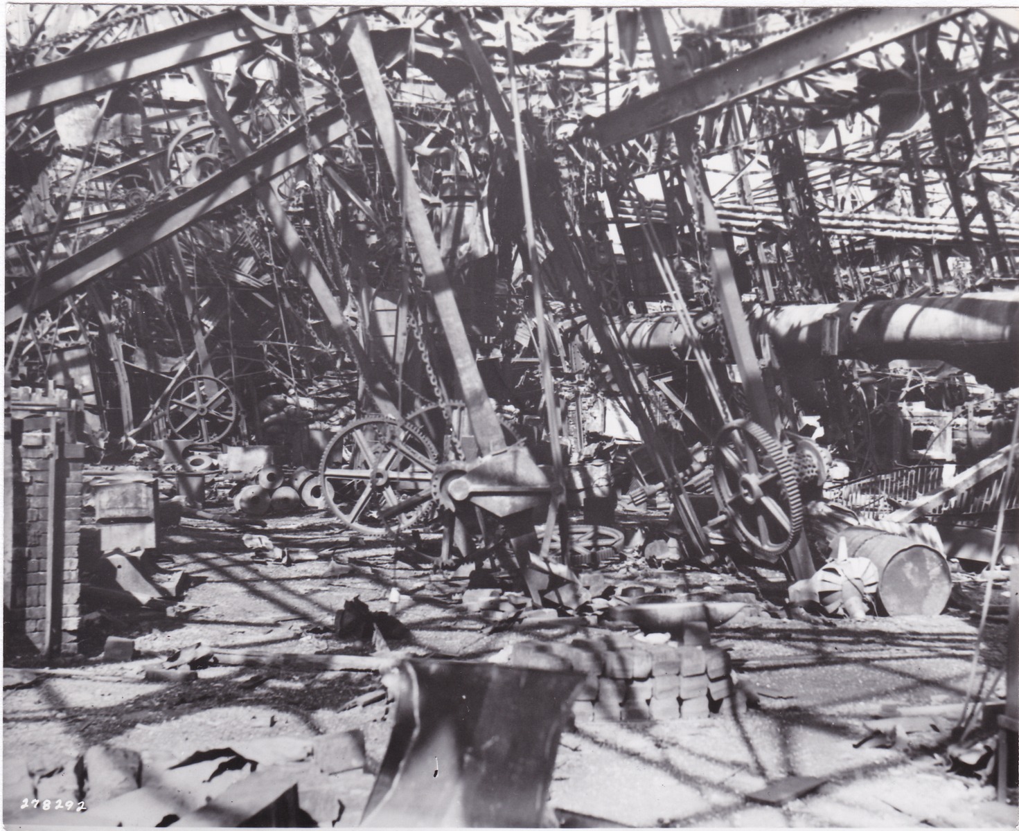 原子爆弾で破壊された工場の内部 | 昭和館デジタルアーカイブ