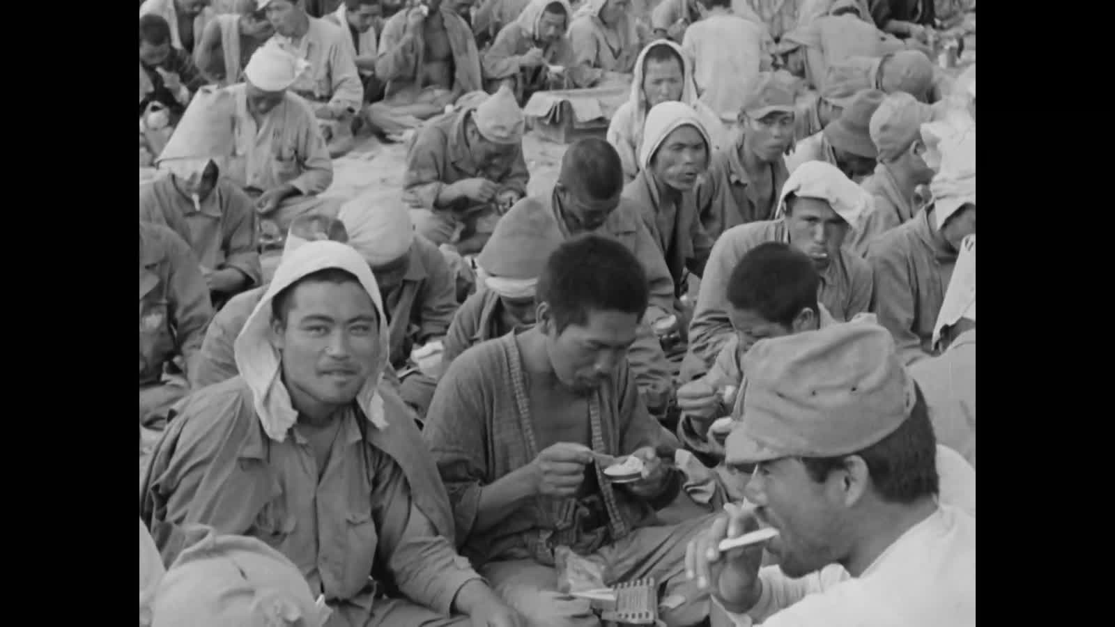 降伏した沖縄の日本兵の集団 | 昭和館デジタルアーカイブ