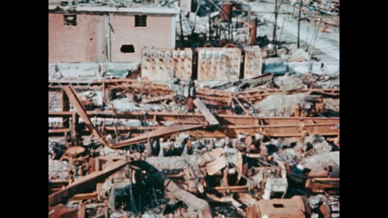 海軍 夕張 浸水 Scars of war] A concrete ship quietly stands in the harbor